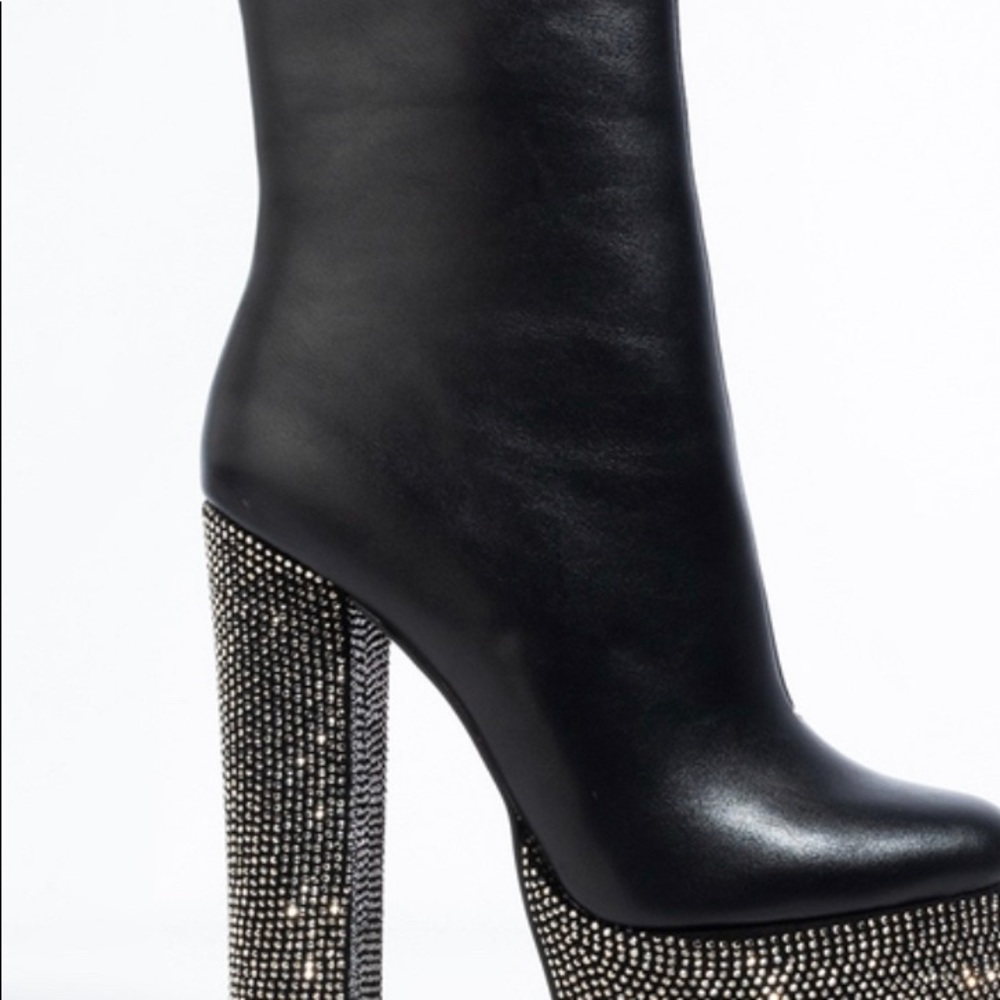 Black heel boots